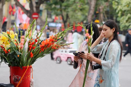 Giới trẻ Hà Nội đua nhau lên phố chụp ảnh Tết