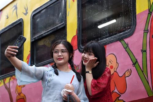 Chuyến tàu chạy xuyên Tết được 'khoác áo mới' bằng tranh cổ truyền