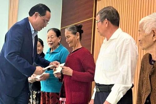 Phó Chủ tịch Quốc hội Trần Quang Phương tặng quà gia đình chính sách ở Quảng Ngãi