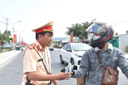 CSGT Bạc Liêu 'tiếp' nước mát, khăn lạnh cho người dân về quê ăn Tết