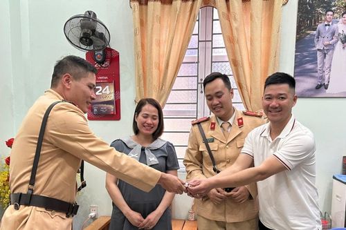 Cảnh sát Giao thông dùng xe đặc chủng đưa thai phụ đi cấp cứu trong đêm