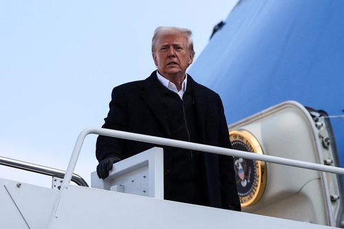 Hình ảnh chuyến đi đầu tiên trong nhiệm kỳ của ông Trump