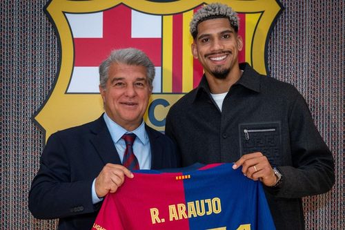 Araujo vẫn có thể rời Barca