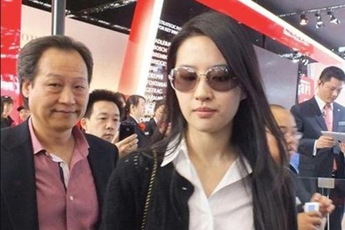 Lưu Diệc Phi vướng tin đồn với cha nuôi tỷ phú