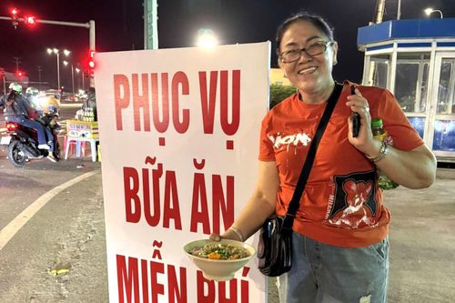 Nấu 'bánh canh 0 đồng' tặng bà con ăn lấy sức về quê đón Tết
