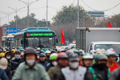 Người dân rời Thủ đô về quê đón Tết, cửa ngõ đông đúc từ sớm