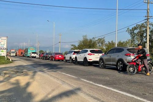 Quảng Ngãi: phương tiện ùn ứ hàng dài trên quốc lộ 1