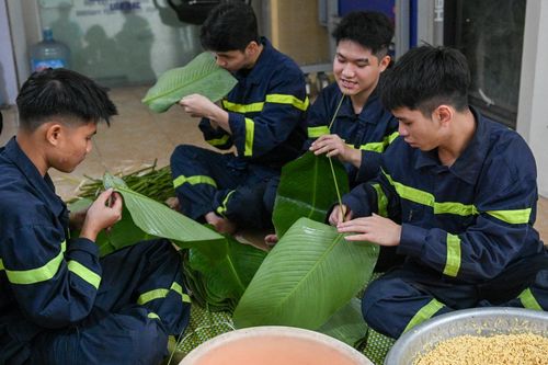 Những người lính áo xanh trổ tài gói bánh chưng đón Tết