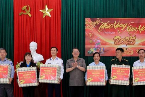 Phó Chủ tịch Quốc hội Nguyễn Đức Hải thăm, trao quà Tết tại Quảng Nam