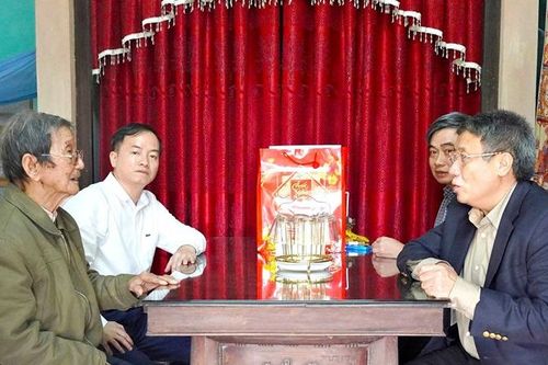 Quyền Chủ tịch tỉnh Quảng Trị Hà Sỹ Đồng thăm chúc Tết các gia đình chính sách