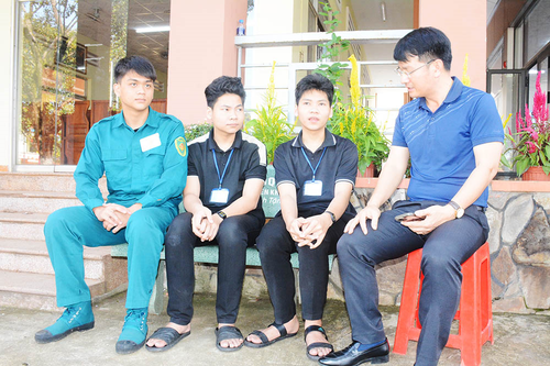 Thanh niên xứ đạo háo hức tòng quân