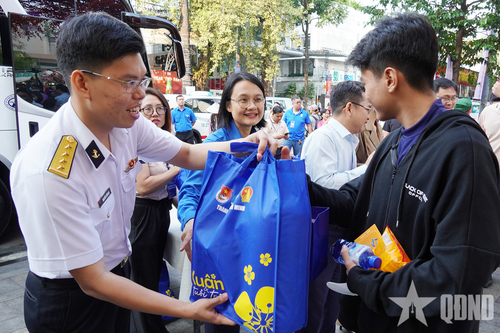 TP Hồ Chí Minh: Gần 1.700 công nhân, người lao động về quê đón Tết trên 'chuyến xe mùa xuân'