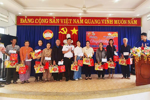 Lữ đoàn 162 (Vùng 4 Hải quân) trao quà 'Tết nhân ái, Xuân Ất Tỵ 2025'
