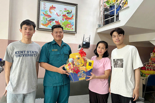 Anh em sinh đôi tình nguyện nhập ngũ