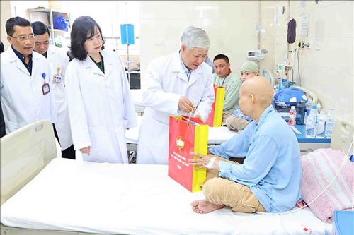 Đồng chí Đỗ Văn Chiến thăm hỏi, tặng quà Tết y, bác sĩ, bệnh nhân Bệnh viện K