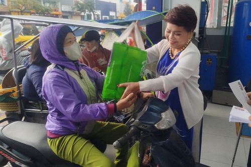 Tặng quà Tết cho hộ nghèo, phụ nữ đơn thân, khuyết tật ở Đà Nẵng