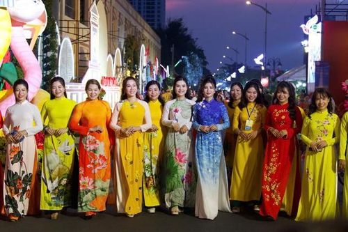 Rực rỡ đêm khai mạc Chợ hoa Xuân 'Trên bến dưới thuyền 2025'