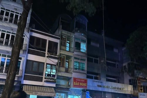 Người đàn ông cầm dao xông vào tiệm vàng, rơi từ tầng 3 xuống đất tử vong