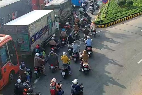 Ngày đầu nghỉ tết, phương tiện xếp hàng dài chờ qua cầu Rạch Miễu