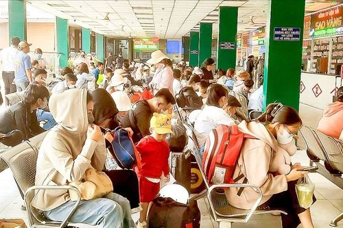 Bến xe nhộn nhịp, giao thông căng thẳng