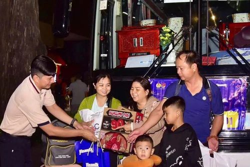 'Chuyến xe mùa xuân' đưa 1.700 công nhân về quê đón tết cùng gia đình