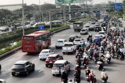 Cửa ngõ miền Tây đông đúc, bến xe 'căng mình' phục vụ khách