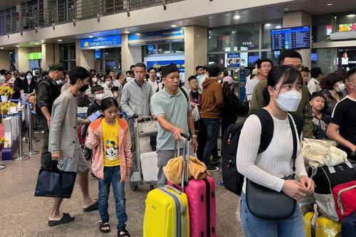 Sân bay Tân Sơn Nhất tấp nập người đón Việt kiều về tết