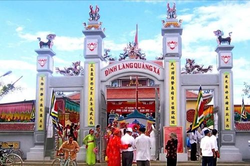 Tết ở làng dạy vua