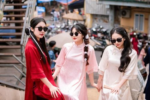Hội chị em rủ nhau đi chợ, diện áo dài chụp ảnh Tết