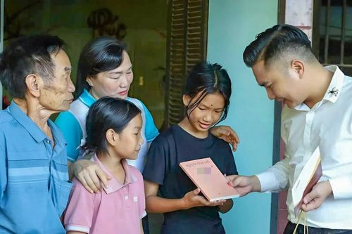 Cha đỡ đầu của hàng trăm học trò mồ côi