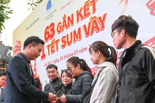 '63 gắn kết - 1 Tết Sum vầy' mang đến niềm vui cho hàng nghìn gia đình khó khăn