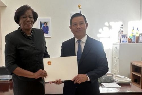 Đại sứ Vũ Trung Mỹ trình Quốc thư lên Toàn quyền Saint Vincent và Grenadines