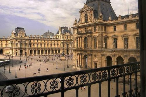 Bảo tàng Louvre ở Paris 'kêu cứu'