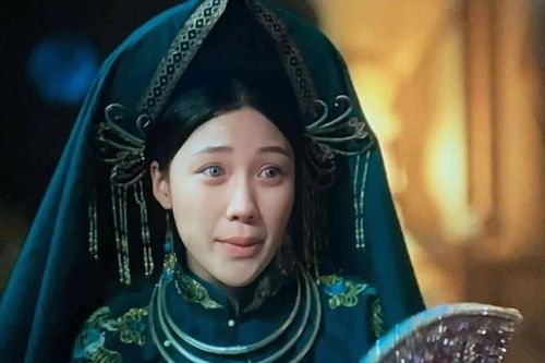 Yêu cầu cắt bỏ hình ảnh em gái Trấn Thành mặc trang phục đạo Mẫu