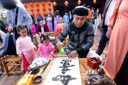 Du khách háo hức tham gia chương trình 'Phong vị Tết Huế' tại Đại Nội