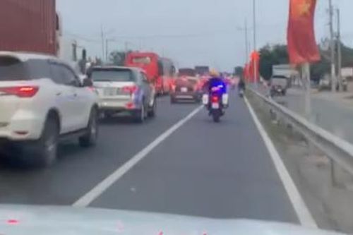 CSGT dùng xe đặc chủng mở đường trên cao tốc, đưa bé 3 tuổi đi cấp cứu