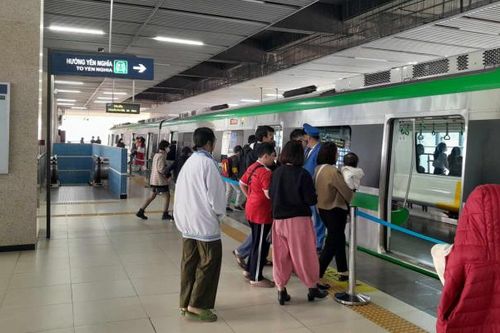 Người dân đi lại bằng tàu điện Thủ đô thế nào dịp Tết Nguyên đán 2025?
