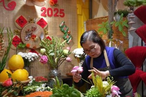 Tết Nguyên Đán 2025 nên cắm hoa gì trên bàn thờ để thu hút tài lộc, may mắn?