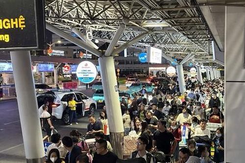 Ngày đầu nghỉ Tết, người dân chen chân ở sân bay Tân Sơn Nhất từ rạng sáng