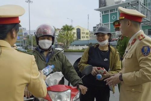 CSGT Hạ Long phát nước, sữa miễn phí cho người dân về quê đón Tết