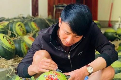Dịch vụ khắc chữ, tạo hình trên dưa hấu hút khách ngày Tết