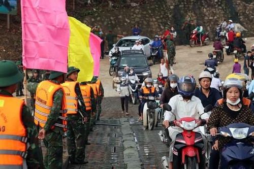 Cầu phao Phong Châu phục vụ người dân xuyên giao thừa Tết Ất Tỵ