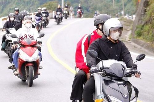 Người dân lỉnh kỉnh hành lý vượt đèo Hải Vân về quê ăn Tết