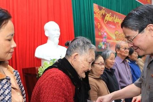 Phó Chủ tịch Quốc hội Nguyễn Đức Hải tặng quà Tết người nghèo ở Quảng Nam