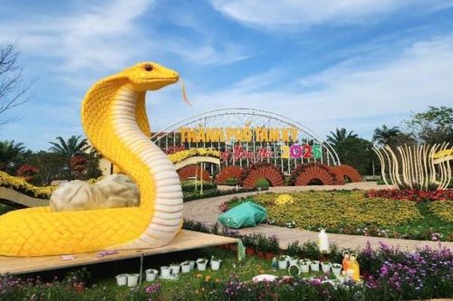 Quảng Nam: Ngắm đôi linh vật rắn sắc sảo, ánh vàng rực rỡ vừa được 'trình làng'