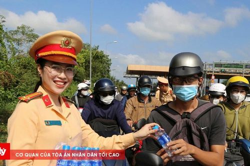 CSGT Sóc Trăng hỗ trợ người dân về quê đón Tết