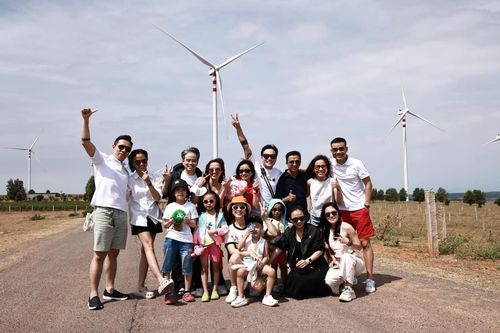 Gia đình ở TPHCM lái xe 1.000km về quê ăn Tết, tranh thủ du lịch 'thả ga'