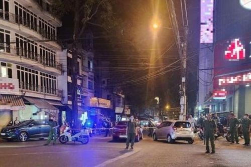 Người đàn ông cầm dao xông vào tiệm vàng rồi rơi từ tầng 3 xuống đất tử vong