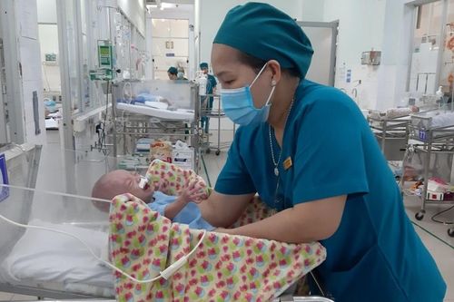 Nỗi lòng của bác sĩ, điều dưỡng chăm sóc trẻ sơ sinh bị bỏ rơi