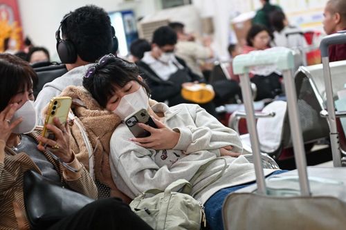 Vật vờ chờ đợi ở bến xe đến nửa đêm để về quê ăn Tết
